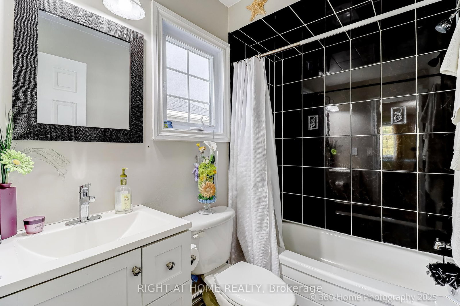 Townhouse for sale at 32 Heathcliffe Square, Brampton, Ontario, L6S 5P7 - Central Park - MLS: W12678360