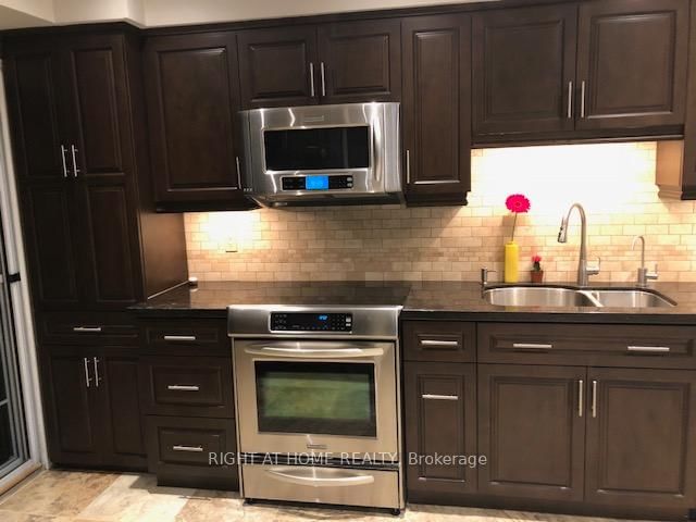 Townhouse for sale at 32 Heathcliffe Square, Brampton, Ontario, L6S 5P7 - Central Park - MLS: W12678360