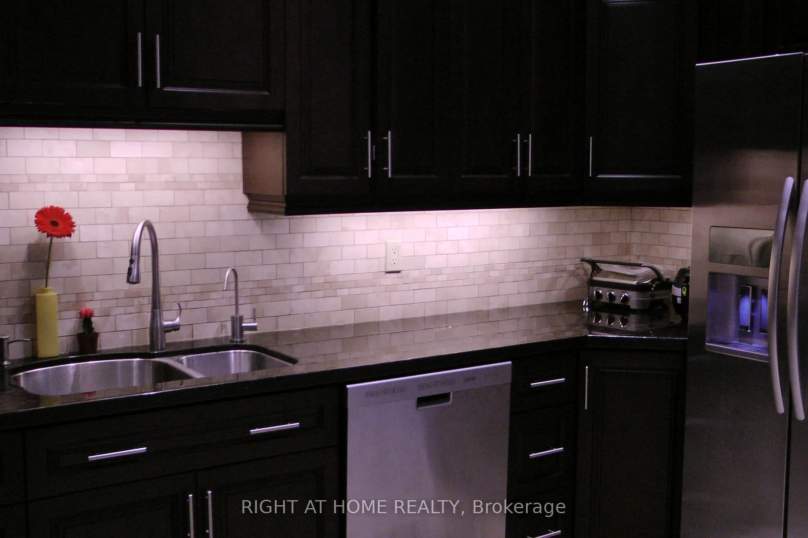 Townhouse for sale at 32 Heathcliffe Square, Brampton, Ontario, L6S 5P7 - Central Park - MLS: W12678360