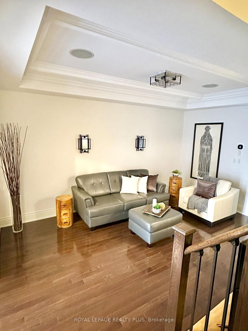 142 Rebecca St, Oakville, L6K 1J5 | Image 3