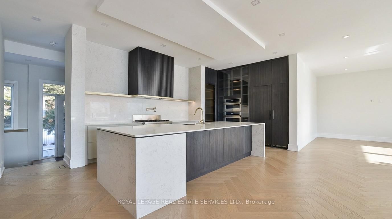 Detached House for sale at 100 Appleby Place, Burlington, Ontario, L7L 2X1 - Appleby - MLS: W12680286