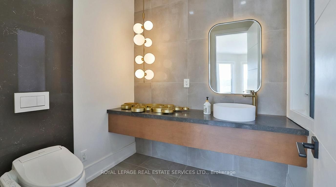 Detached House for sale at 100 Appleby Place, Burlington, Ontario, L7L 2X1 - Appleby - MLS: W12680286