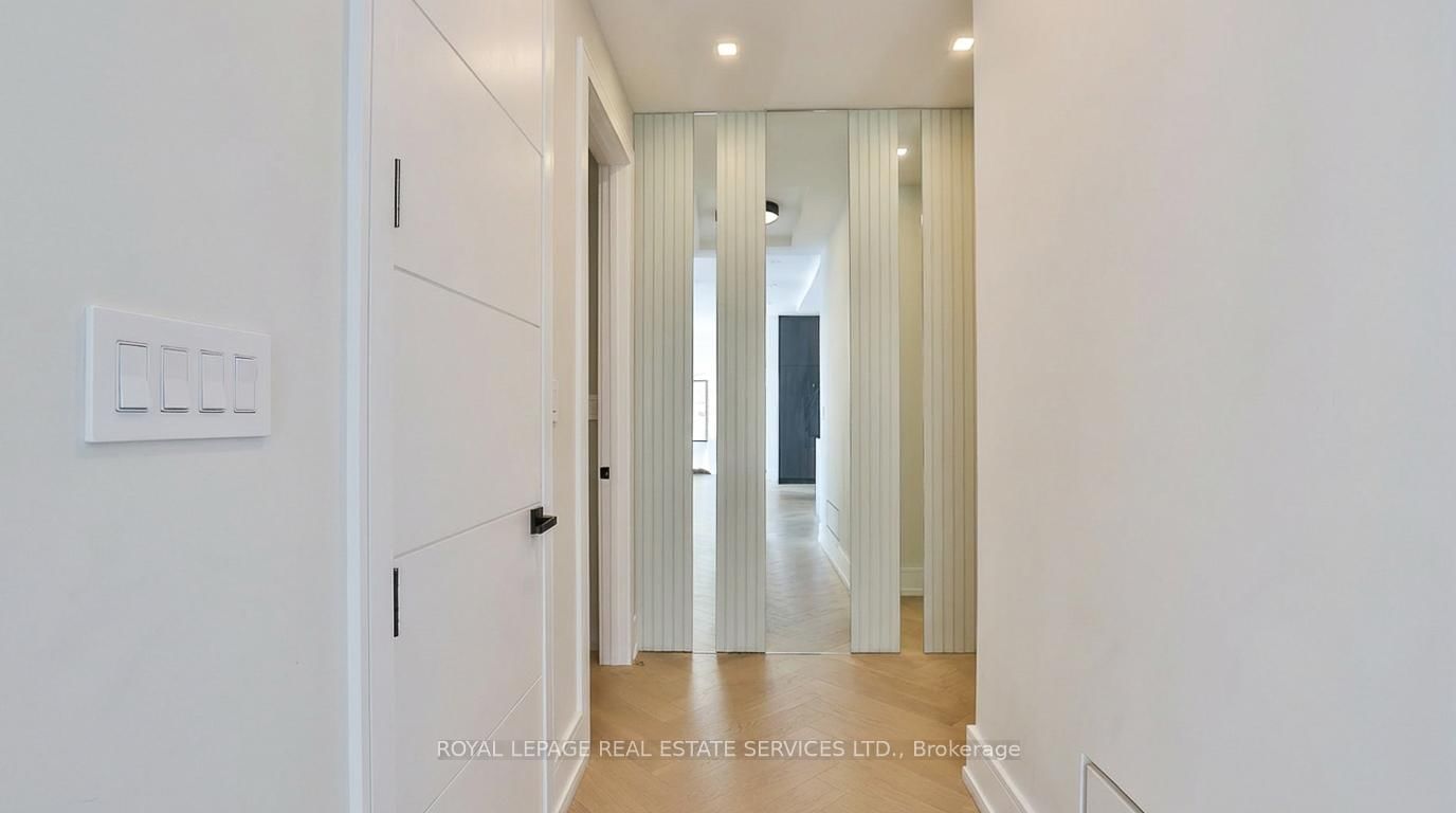 Detached House for sale at 100 Appleby Place, Burlington, Ontario, L7L 2X1 - Appleby - MLS: W12680286