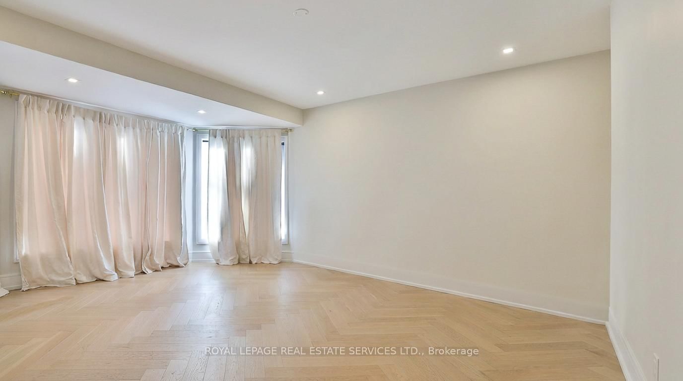 Detached House for sale at 100 Appleby Place, Burlington, Ontario, L7L 2X1 - Appleby - MLS: W12680286