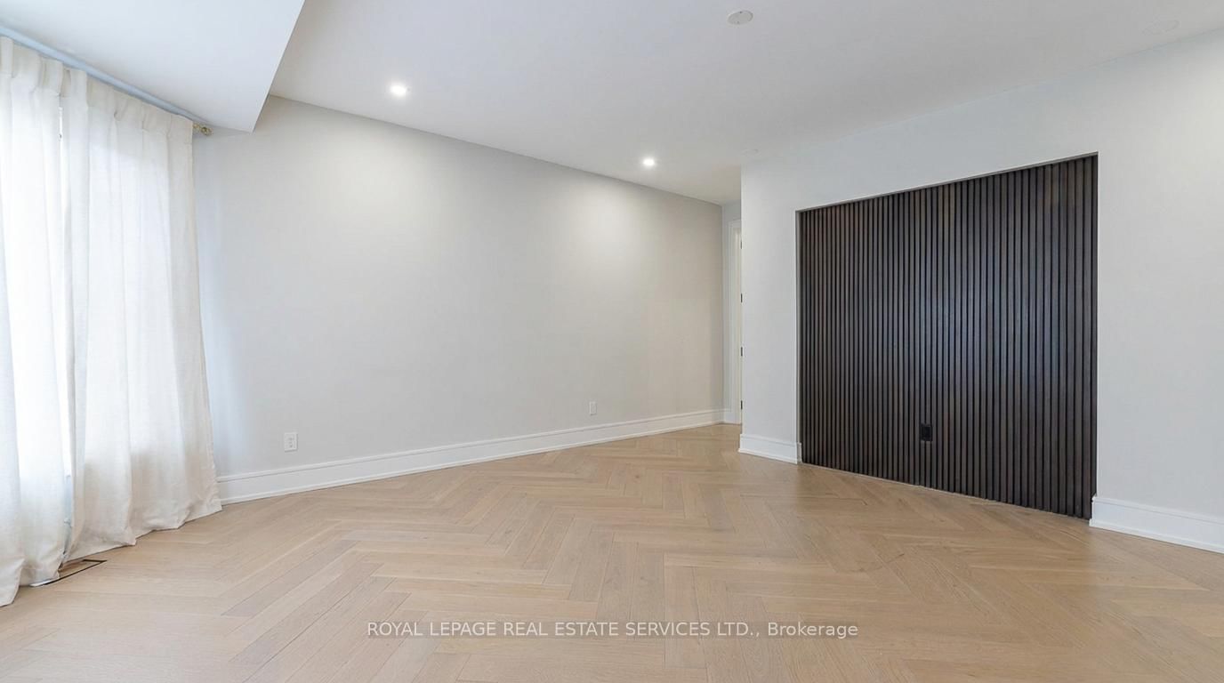 Detached House for sale at 100 Appleby Place, Burlington, Ontario, L7L 2X1 - Appleby - MLS: W12680286