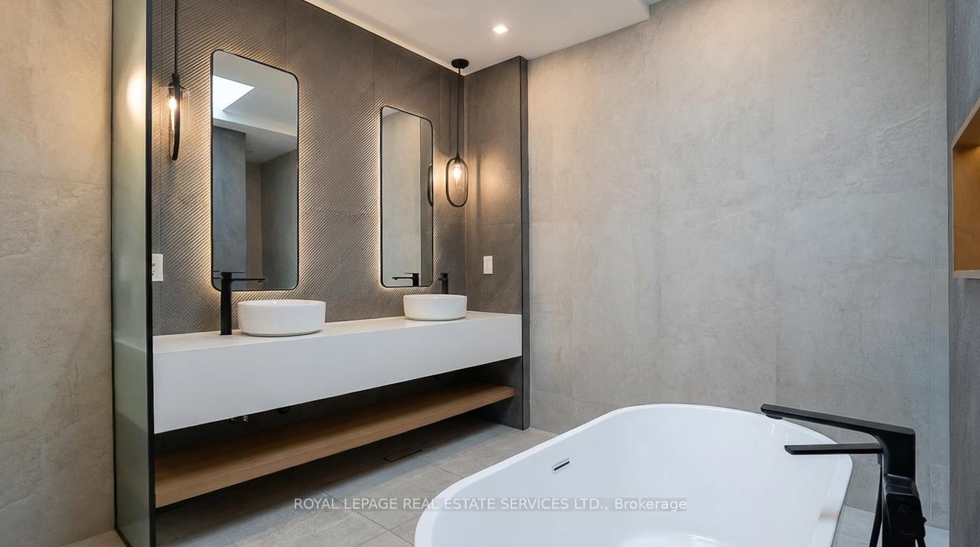 Detached House for sale at 100 Appleby Place, Burlington, Ontario, L7L 2X1 - Appleby - MLS: W12680286