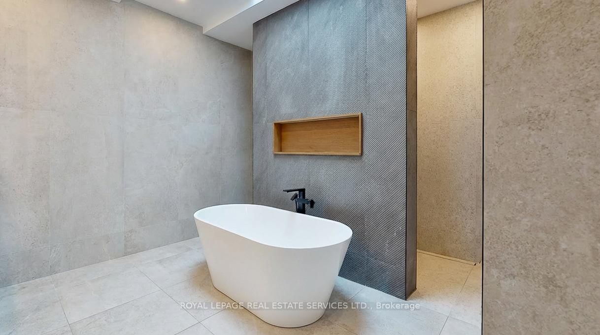 Detached House for sale at 100 Appleby Place, Burlington, Ontario, L7L 2X1 - Appleby - MLS: W12680286