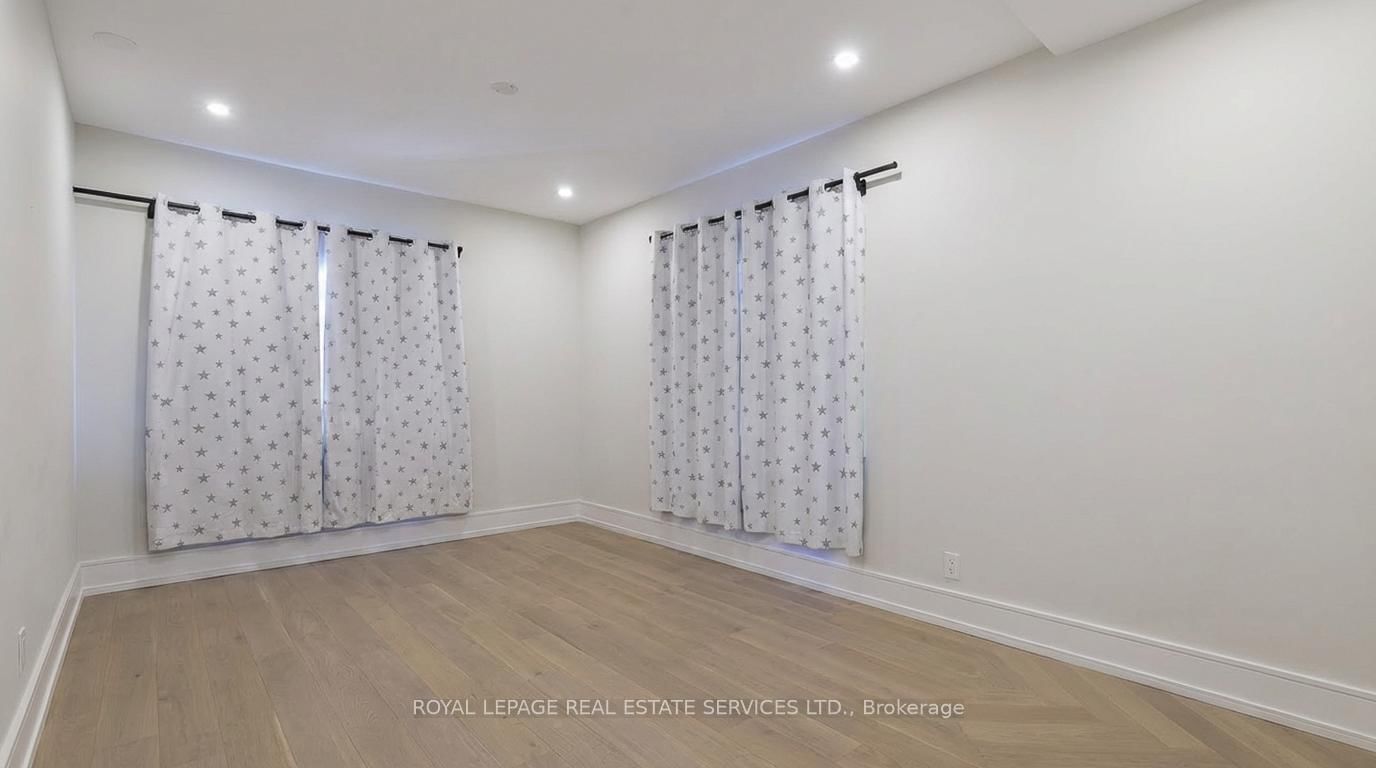 Detached House for sale at 100 Appleby Place, Burlington, Ontario, L7L 2X1 - Appleby - MLS: W12680286