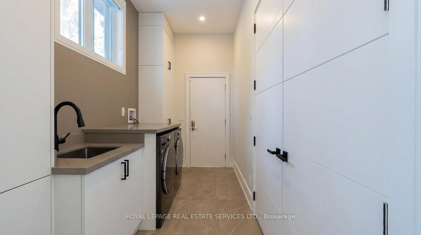 Detached House for sale at 100 Appleby Place, Burlington, Ontario, L7L 2X1 - Appleby - MLS: W12680286