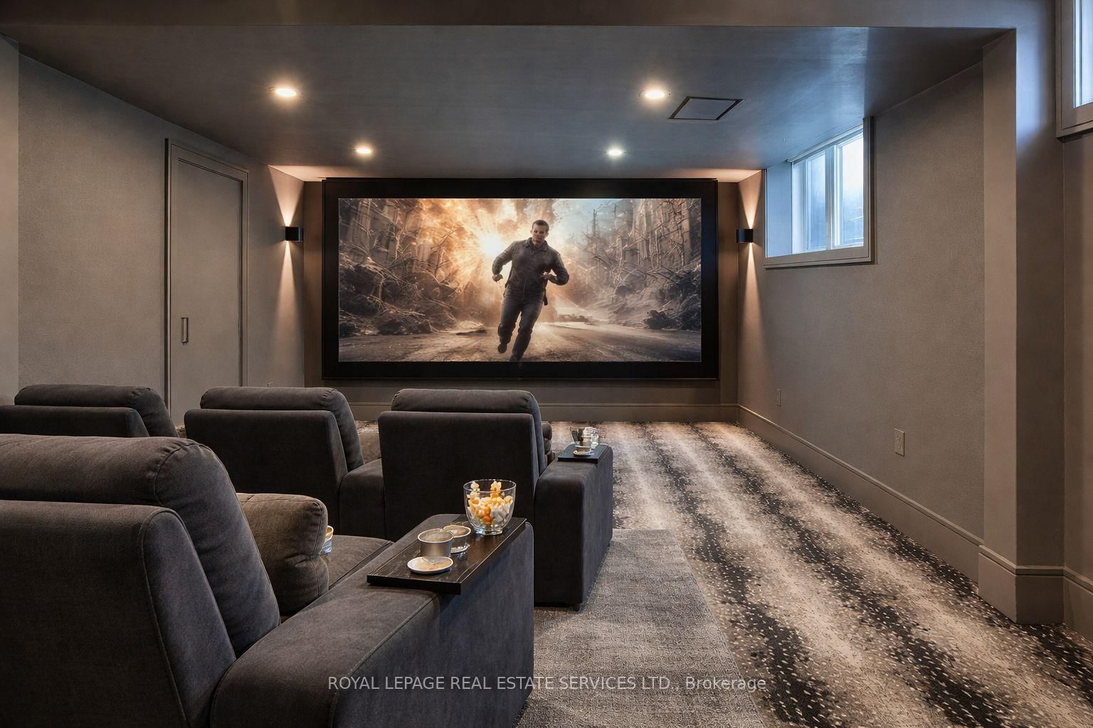 Detached House for sale at 100 Appleby Place, Burlington, Ontario, L7L 2X1 - Appleby - MLS: W12680286