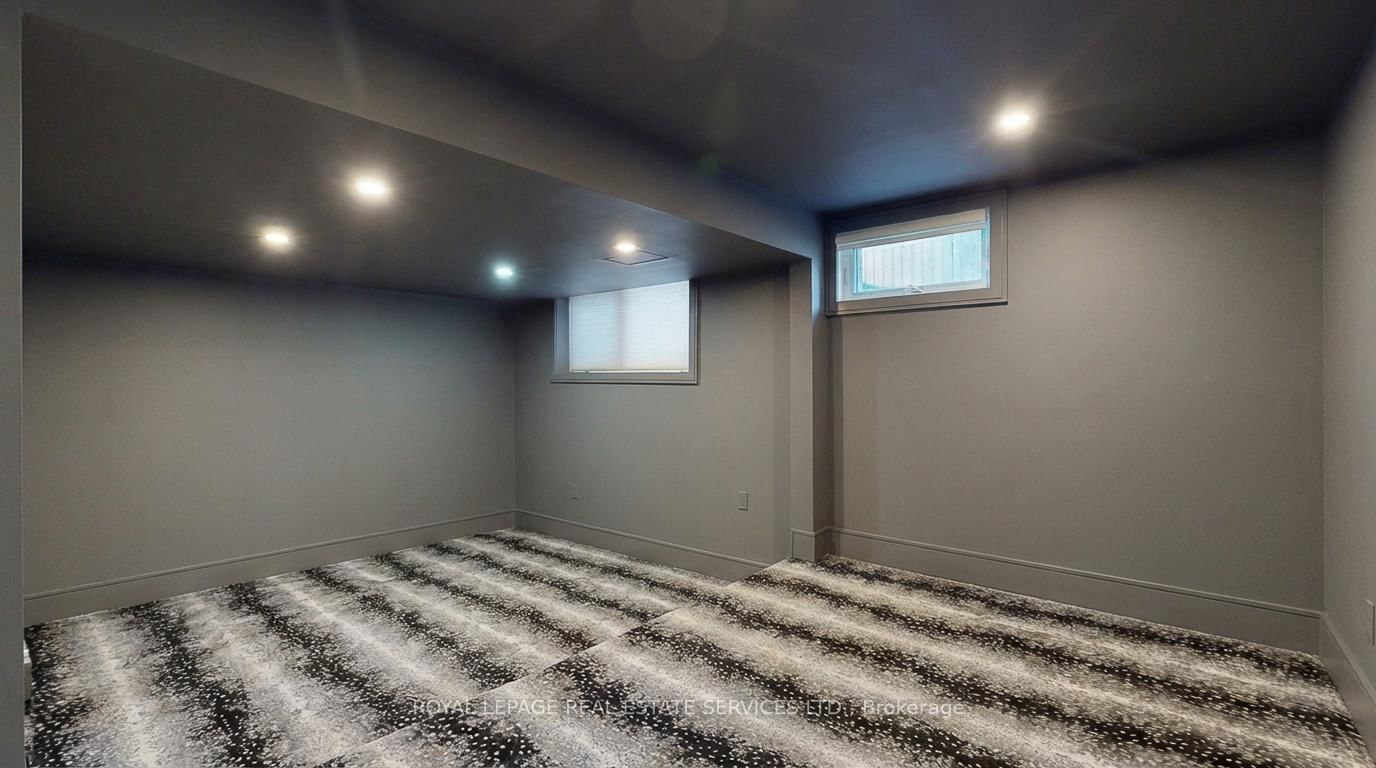 Detached House for sale at 100 Appleby Place, Burlington, Ontario, L7L 2X1 - Appleby - MLS: W12680286