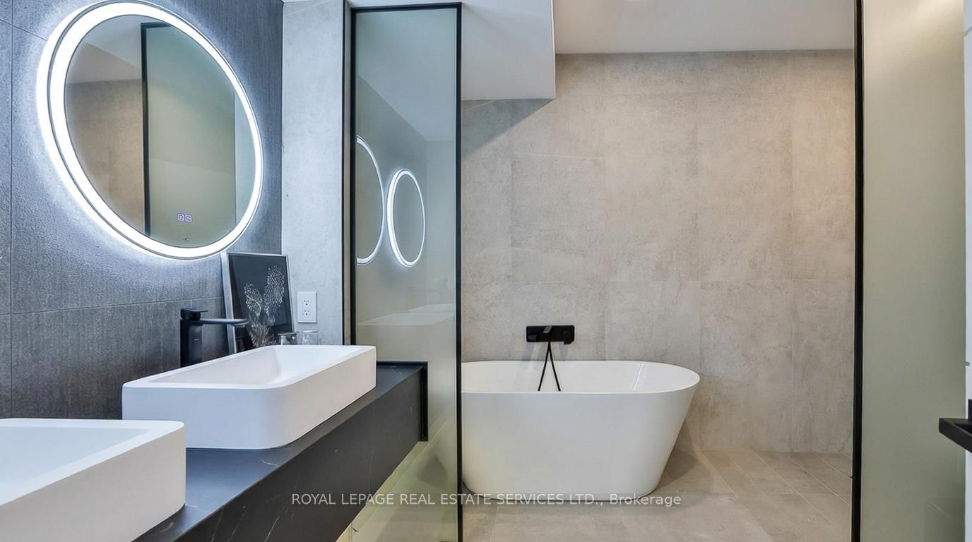 Detached House for sale at 100 Appleby Place, Burlington, Ontario, L7L 2X1 - Appleby - MLS: W12680286