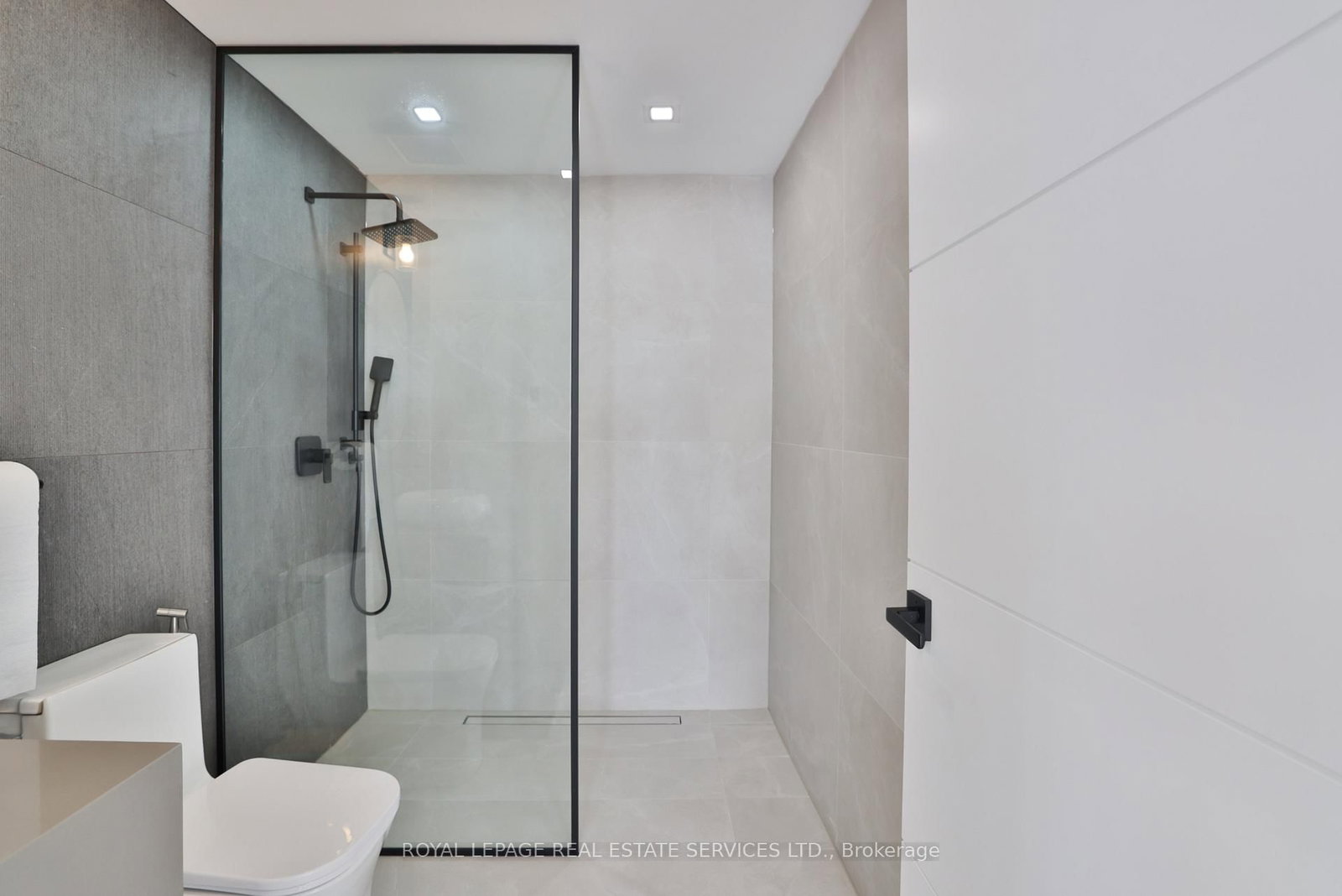 Detached House for sale at 100 Appleby Place, Burlington, Ontario, L7L 2X1 - Appleby - MLS: W12680286