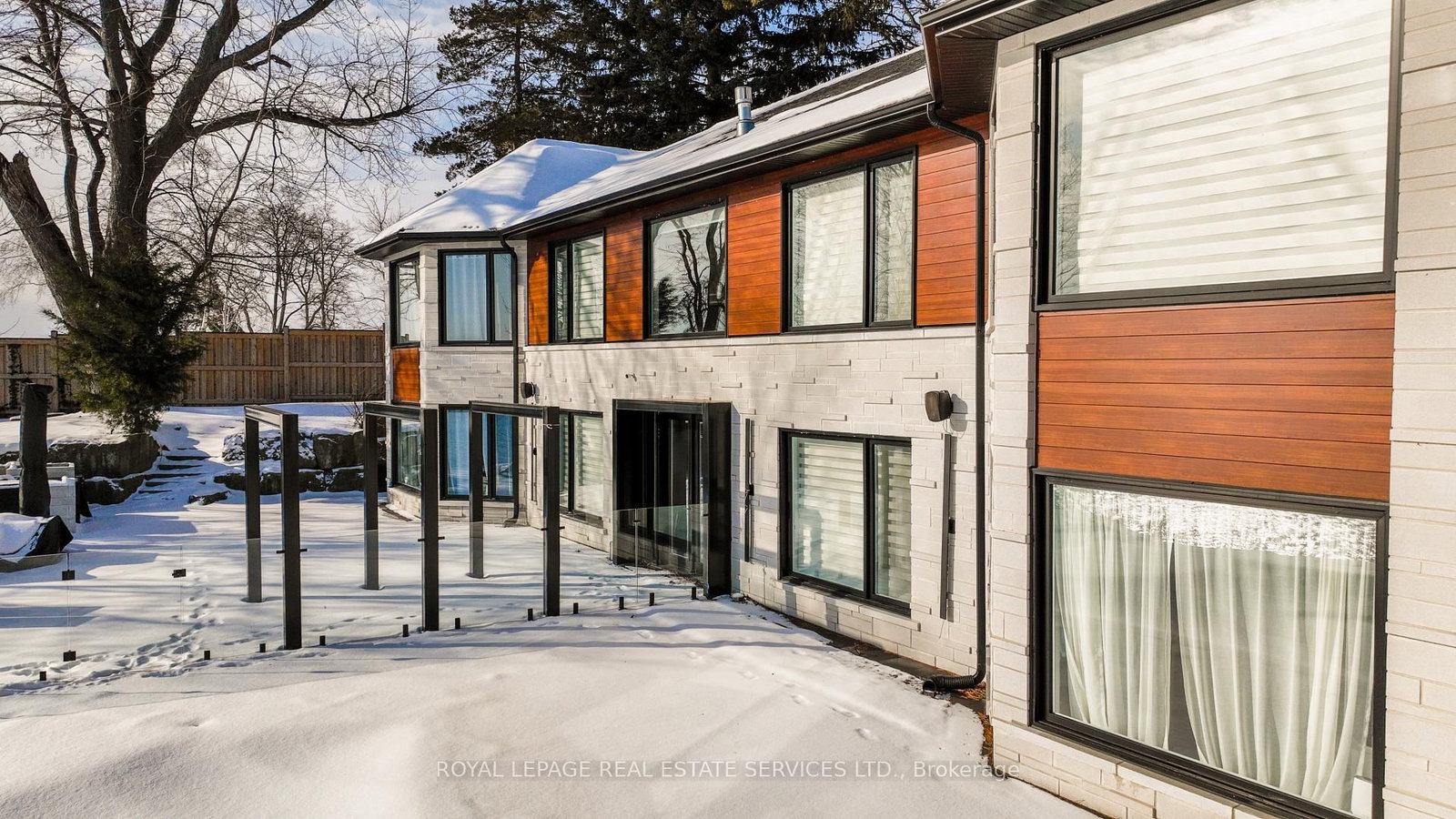 Detached House for sale at 100 Appleby Place, Burlington, Ontario, L7L 2X1 - Appleby - MLS: W12680286