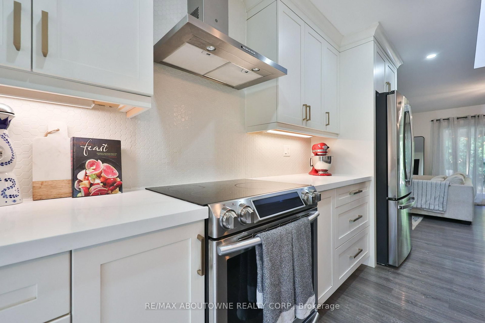 Detached House sold at 1131 Carol Street, Burlington, Ontario, L7S 1Z9 - Brant - MLS: W12680848