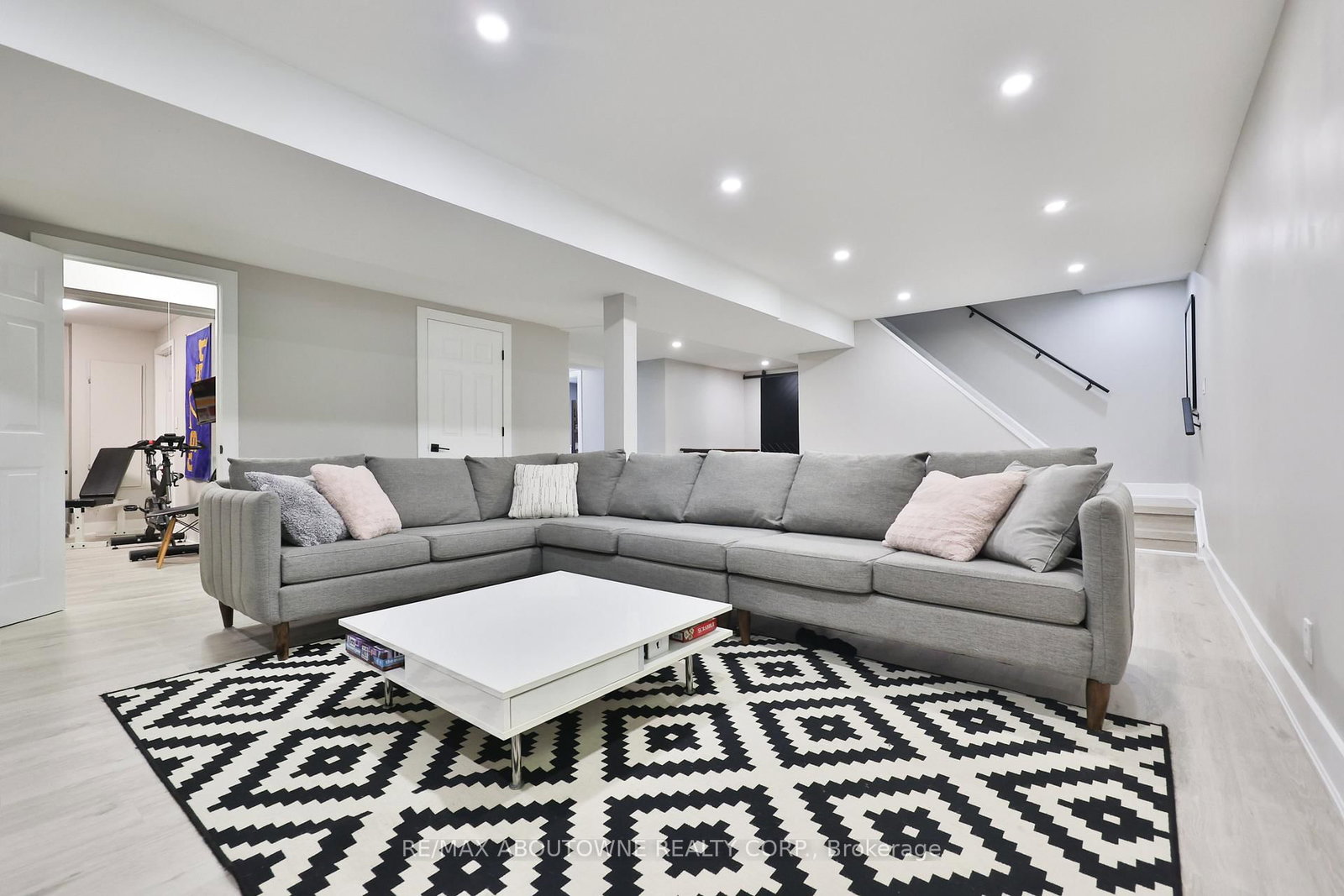 Detached House sold at 1131 Carol Street, Burlington, Ontario, L7S 1Z9 - Brant - MLS: W12680848