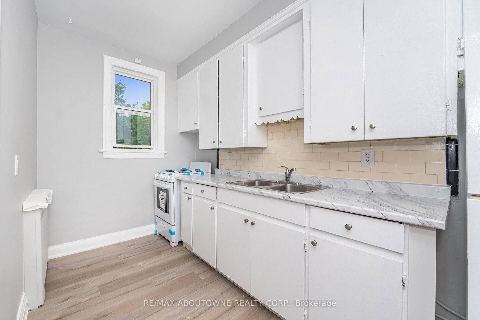 Semi-Detached House for lease at 3-486 Holtby Avenue, Burlington, Ontario, L7R 2R3 - Brant - MLS: W12683092