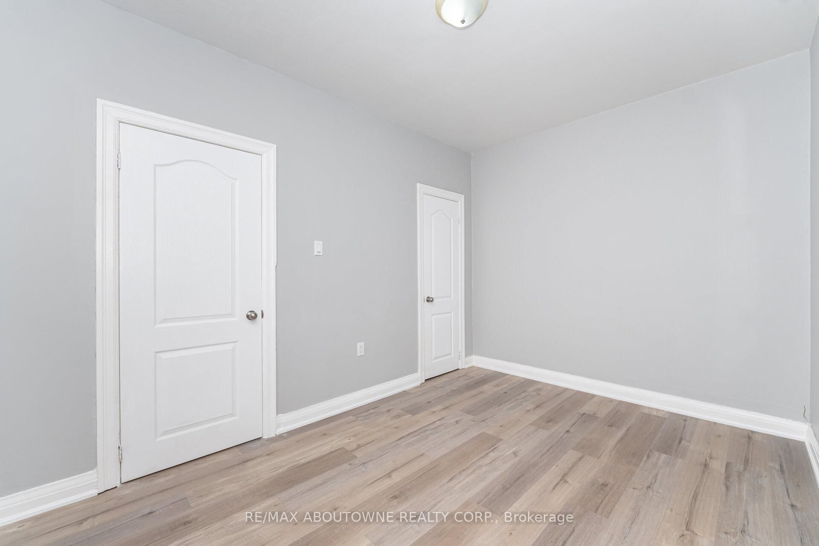 Semi-Detached House for lease at 3-486 Holtby Avenue, Burlington, Ontario, L7R 2R3 - Brant - MLS: W12683092