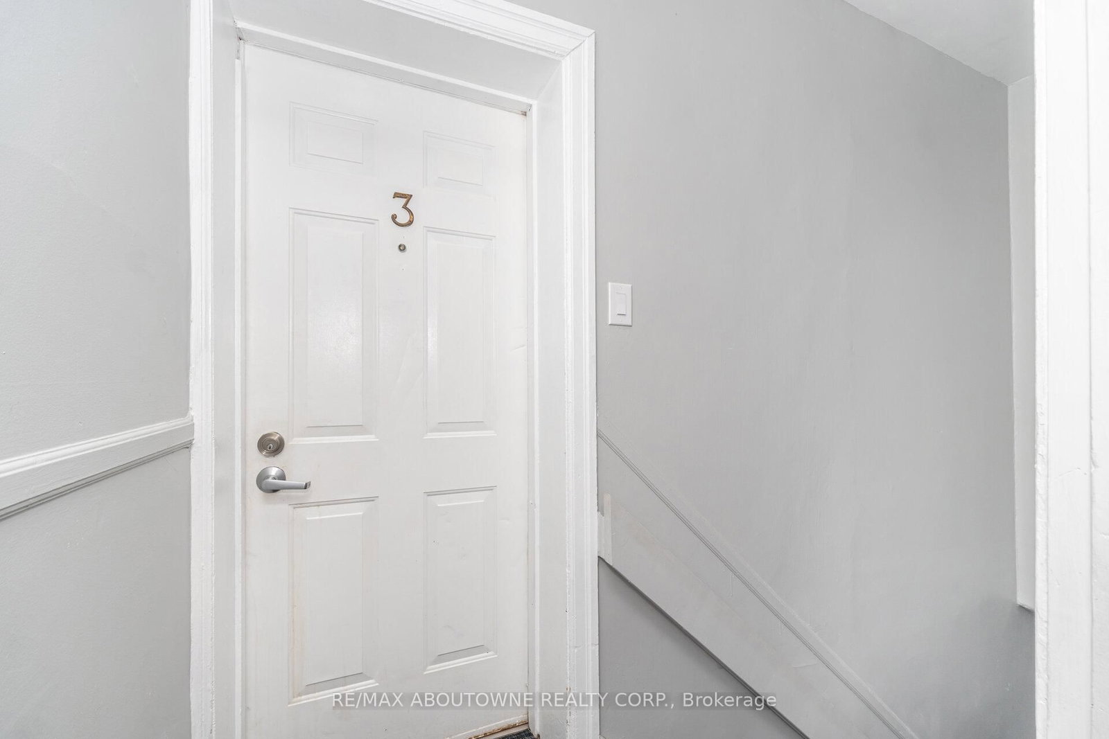 486 Holtby Avenue, Unit 3 - Photo 4