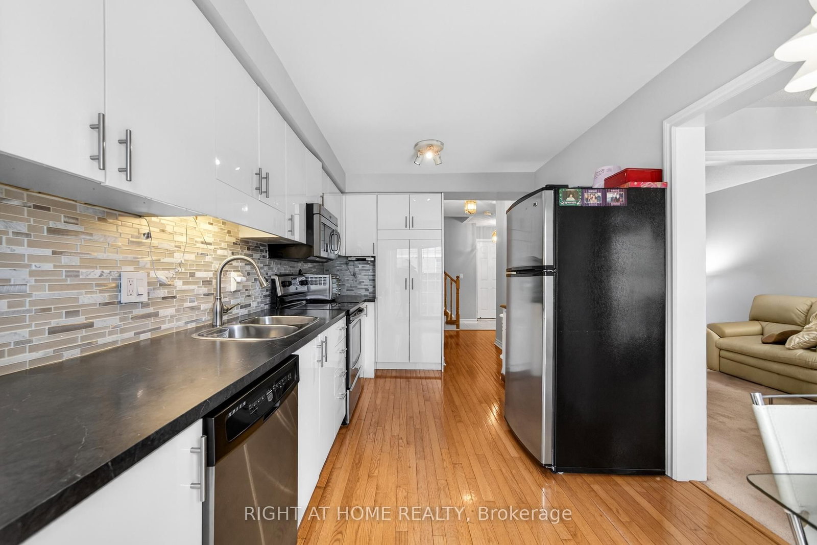 Townhouse for sale at 25 Heathcliffe Square, Brampton, Ontario, L6S 5R6 - Central Park - MLS: W12683642