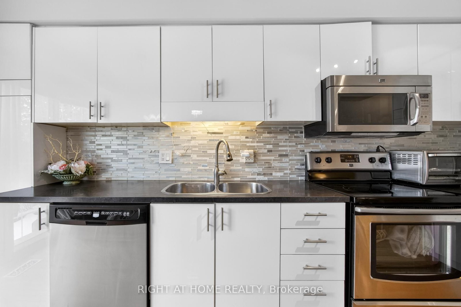 Townhouse for sale at 25 Heathcliffe Square, Brampton, Ontario, L6S 5R6 - Central Park - MLS: W12683642