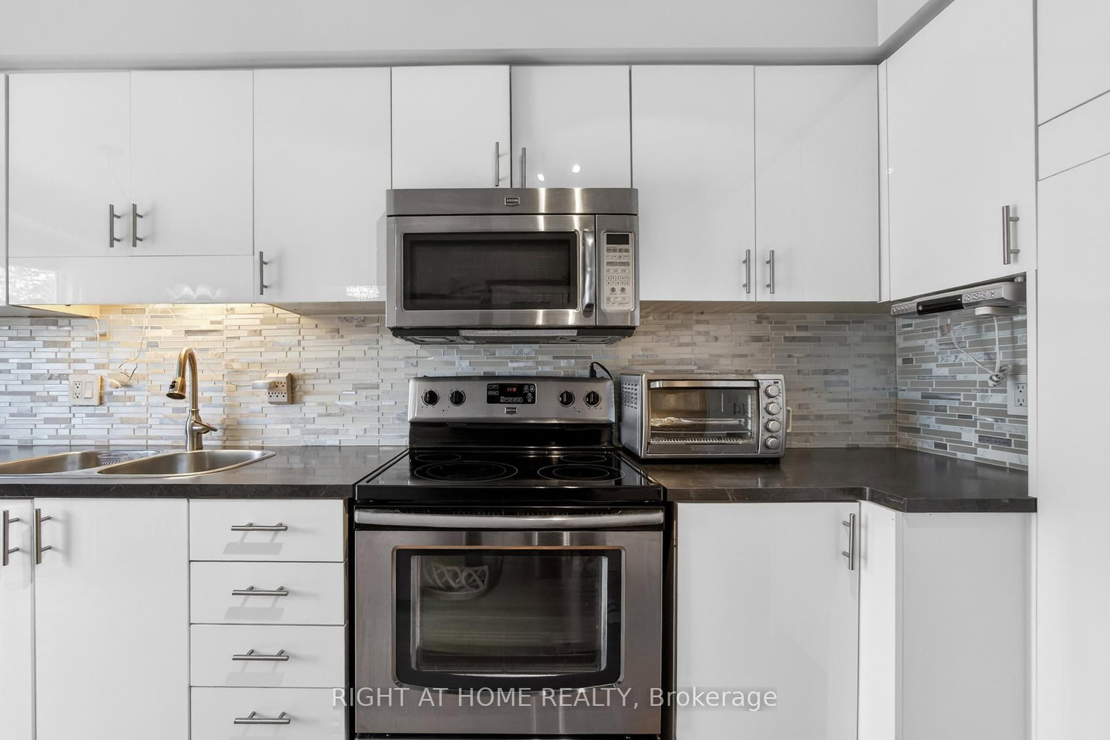 Townhouse for sale at 25 Heathcliffe Square, Brampton, Ontario, L6S 5R6 - Central Park - MLS: W12683642