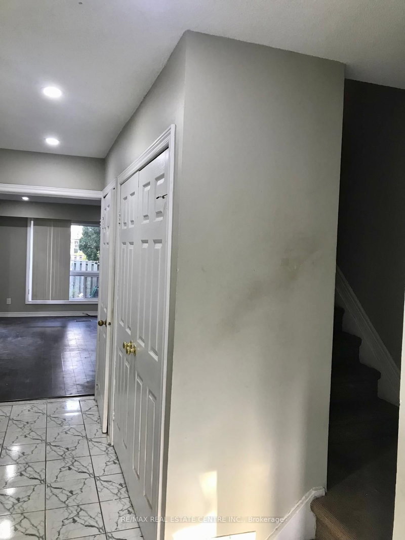 199 - 199 Baronwood Crt, Brampton, L6V 3H9 | Image 2