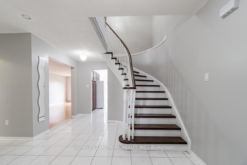 Upper - 5235 Astwell Ave, Mississauga, L5R 3H8 | Image 2