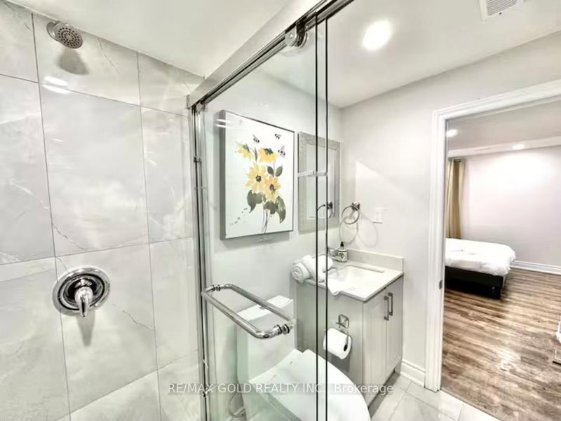 Lower - 1749 Wembury Rd, Mississauga, L5J 4G4 | Image 3