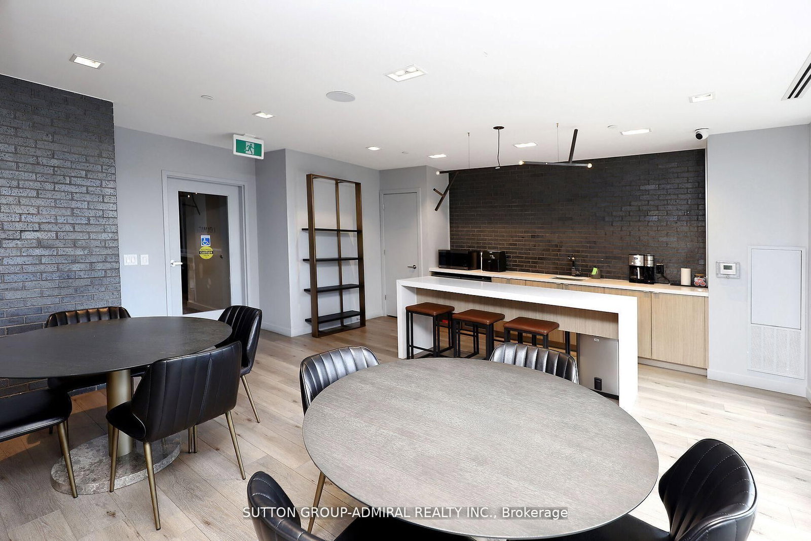 Condo for lease at 323-7 Smith Crescent, Toronto, Ontario, M8Z 0G3 - Stonegate-Queensway - MLS: W12684838