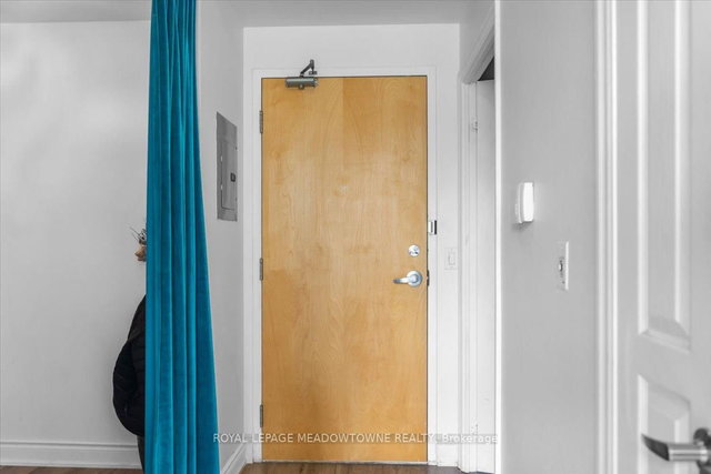 914 - 220 Burnhamthorpe Road W