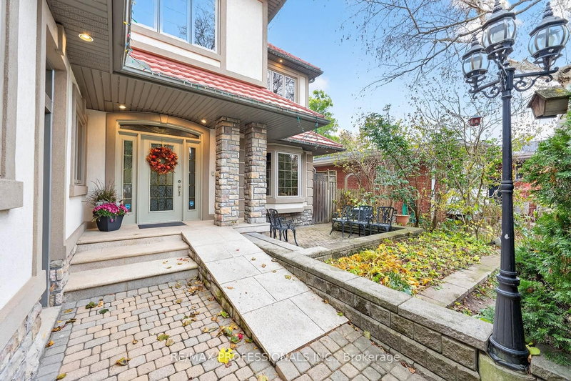 1670 Lincolnshire Blvd, Mississauga, L5E 2S7 | Image 3