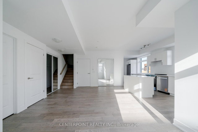 233 - 1060 Douglas Mccurdy Common