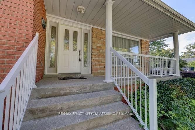 2220 Springfield Crt, Mississauga, L5K 1V2 | Image 3