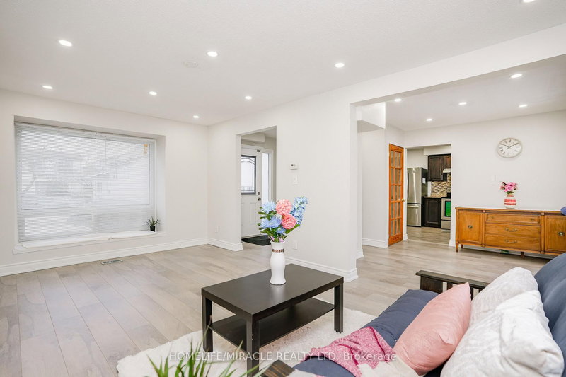 15 Heatherside Crt, Brampton, L6S 1N9 | Image 2