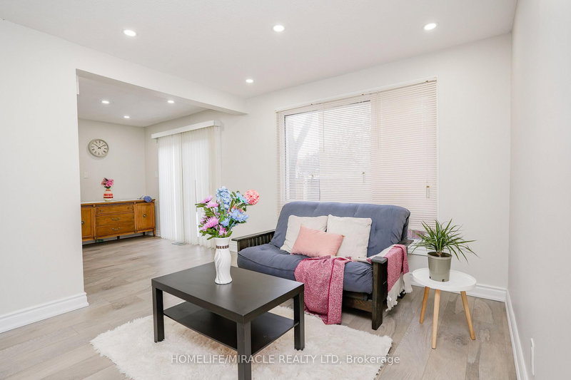 15 Heatherside Crt, Brampton, L6S 1N9 | Image 3