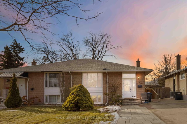 1474 Sandgate Crescent