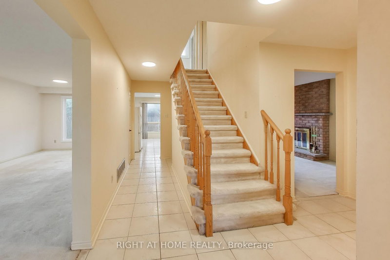 2436 Folkway Dr, Mississauga, L5L 3N3 | Image 3