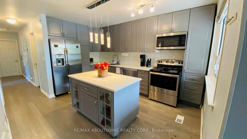 Main - 1601 Sandgate Cres, Mississauga, L5J 2E3 | Image 3