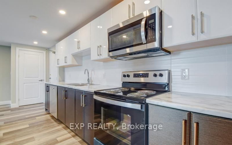 307 - 2200 Sherobee Rd, Mississauga, L5A 3Y3 | Image 2