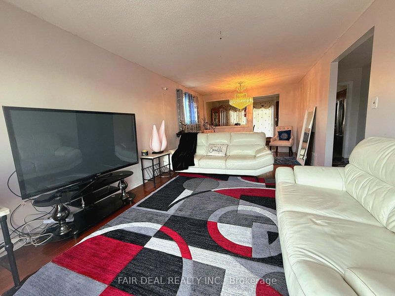 3720 Brandon Gate Dr, Mississauga, L4T 3M8 | Image 3