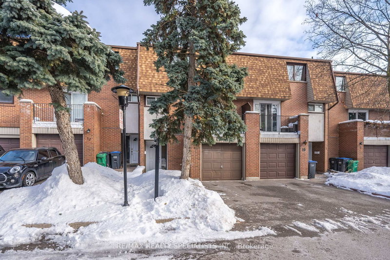 11 - 1051 Cedarglen Gate, Mississauga, L5C 3A7 | Image 2