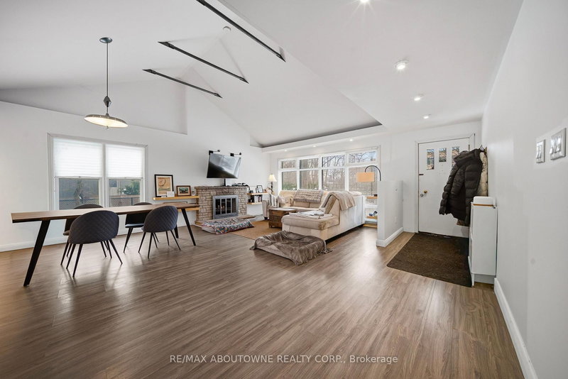 276 Lakeshore Rd W, Oakville, L6K 1E8 | Image 3