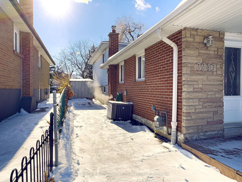 Lower - 3240 Trisha Dwns, Mississauga, L5A 2A7 | Image 2