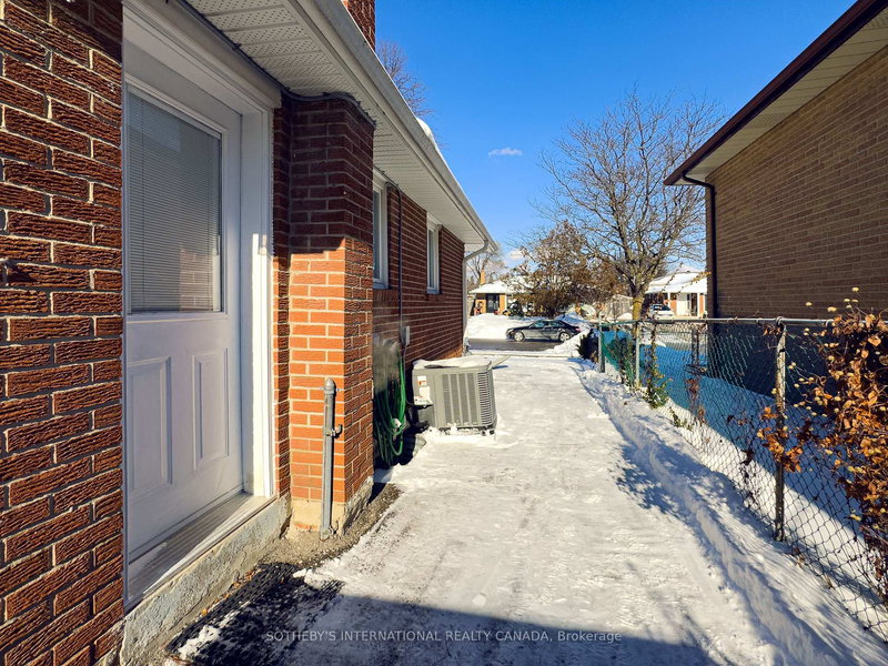 Lower - 3240 Trisha Dwns, Mississauga, L5A 2A7 | Image 3