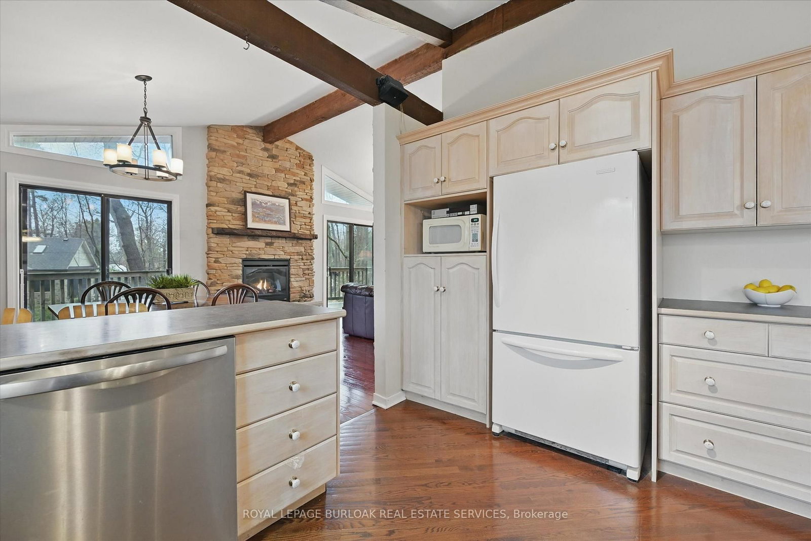 Detached House sold at 768 King Road, Burlington, Ontario, L7T 3K6 - LaSalle - MLS: W12717048