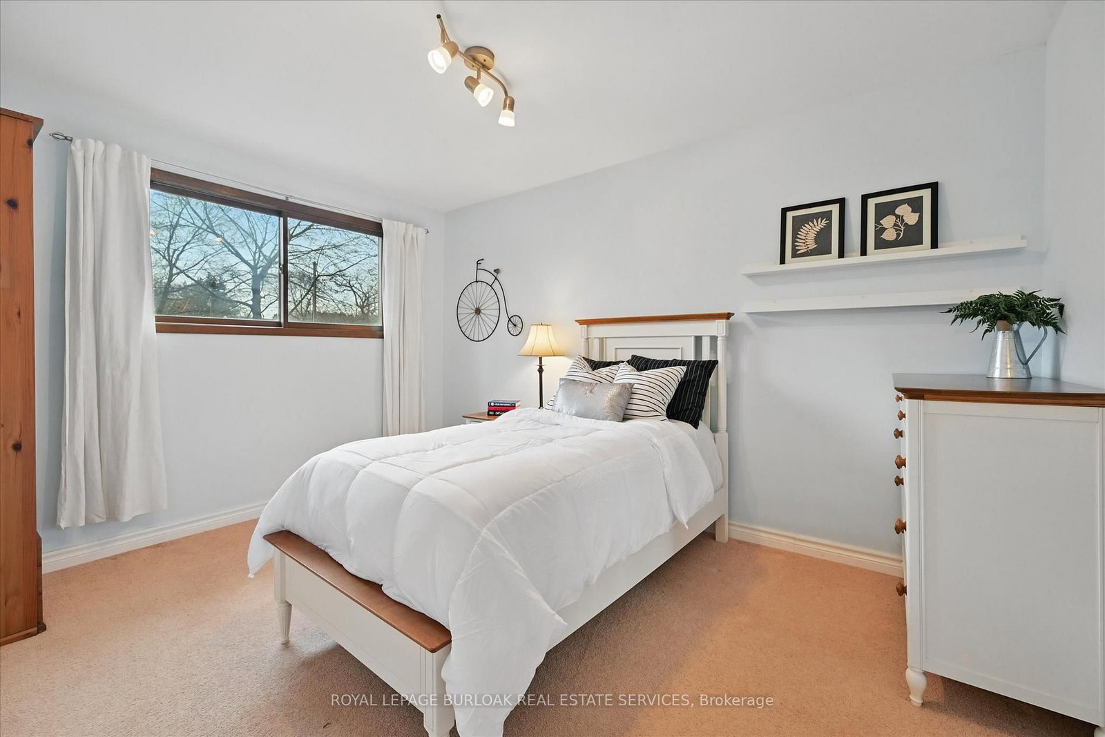 Detached House sold at 768 King Road, Burlington, Ontario, L7T 3K6 - LaSalle - MLS: W12717048