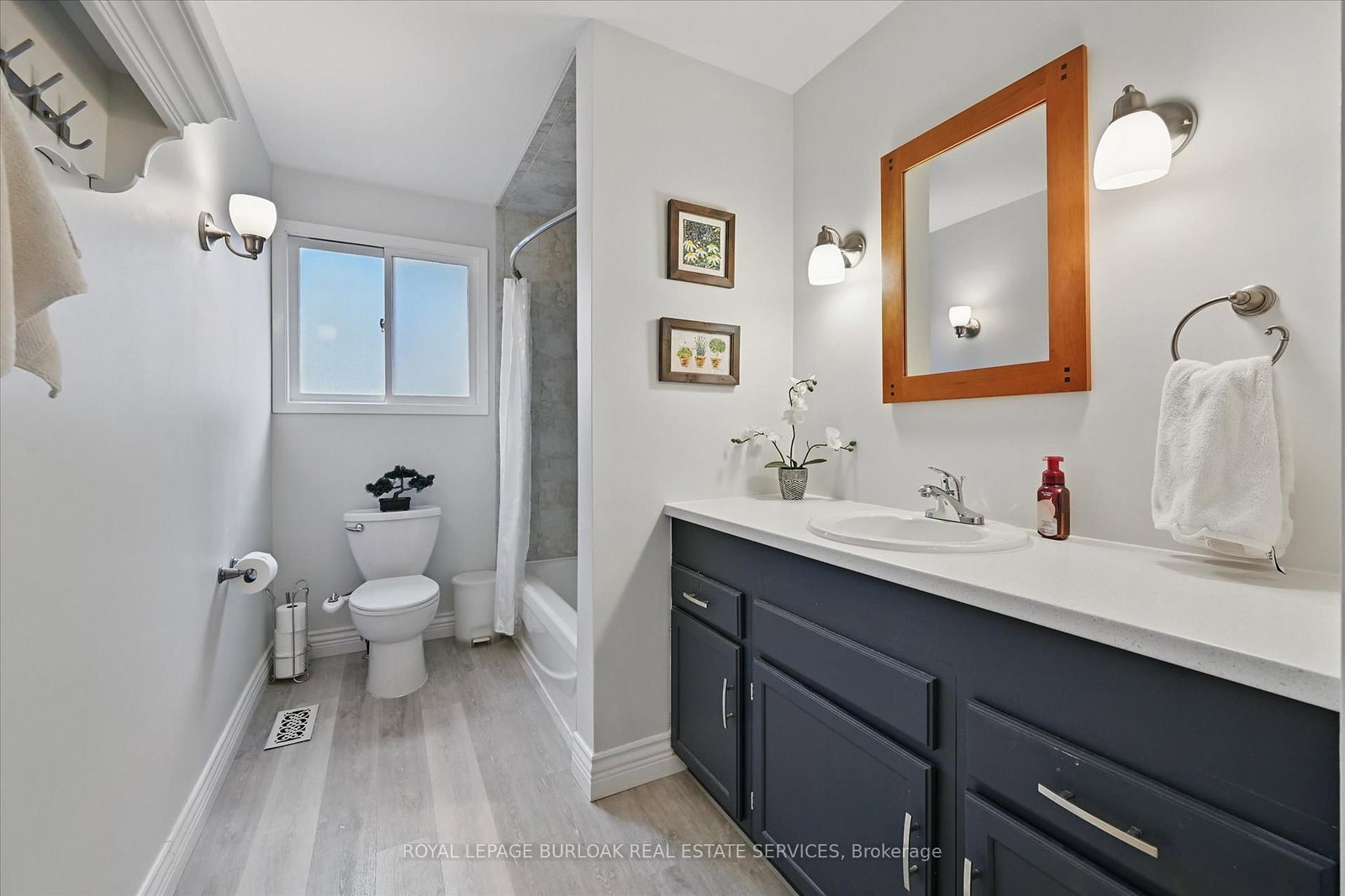 Detached House sold at 768 King Road, Burlington, Ontario, L7T 3K6 - LaSalle - MLS: W12717048