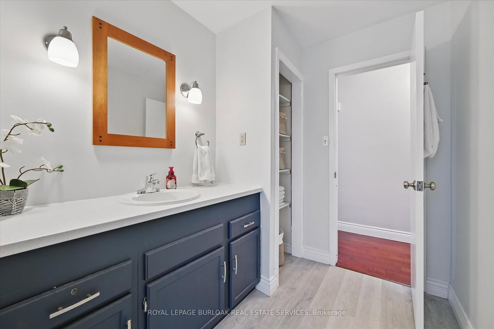 Detached House sold at 768 King Road, Burlington, Ontario, L7T 3K6 - LaSalle - MLS: W12717048