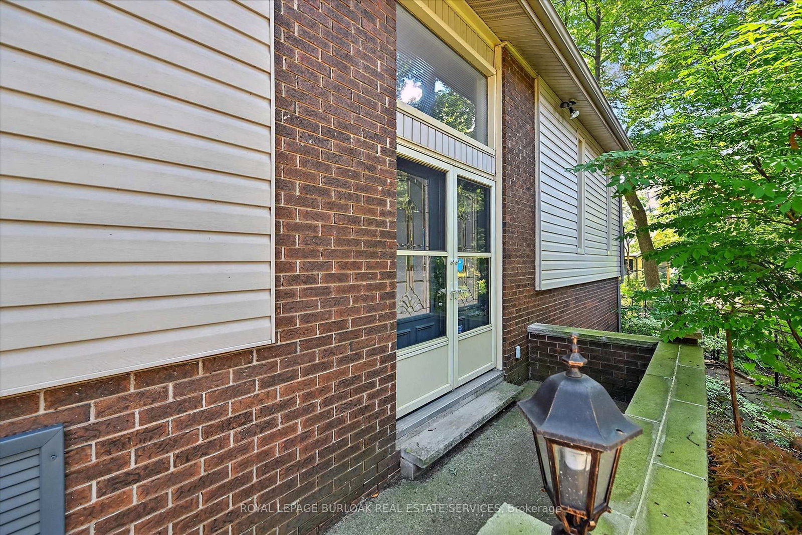Detached House sold at 768 King Road, Burlington, Ontario, L7T 3K6 - LaSalle - MLS: W12717048